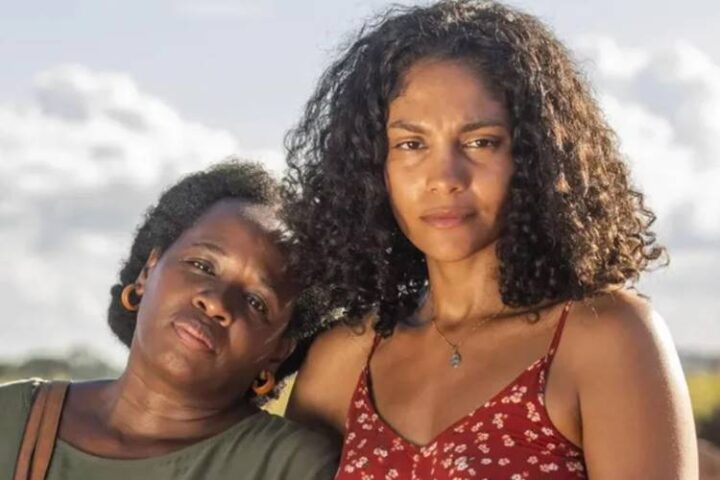 Jussara (Tatiana) e Aline (Bárbara Reis) em Terra e Paixão. (Foto: Reprodução / TV Globo)