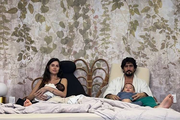 Thaila Ayala expõe momento íntimo com Renato Góes e os dois herdeiros