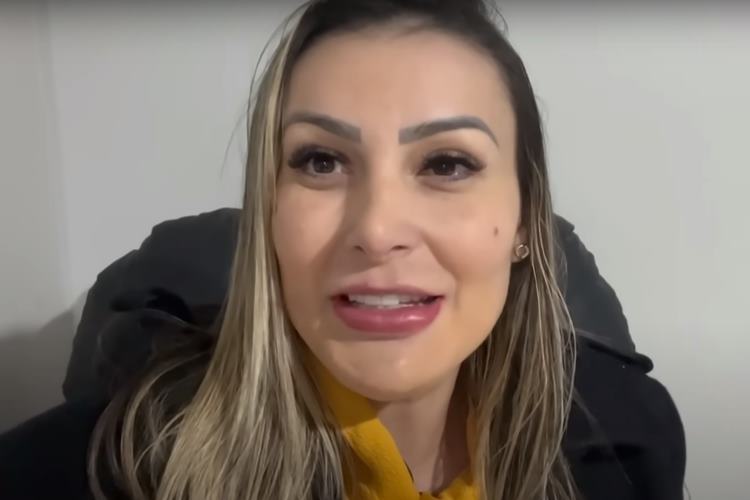 Andressa Urach comemora aprovação em faculdade: ”esforço e empenho”