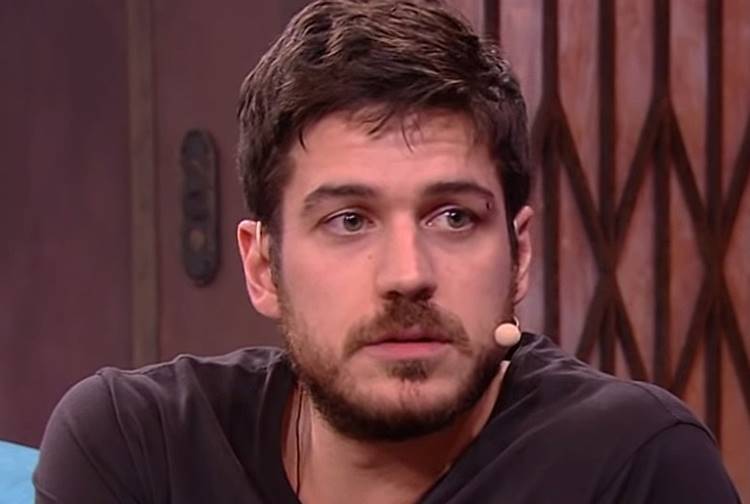 Marco Pigossi fala sobre ‘autoaceitação e saída do armário’ em coletiva de documentário