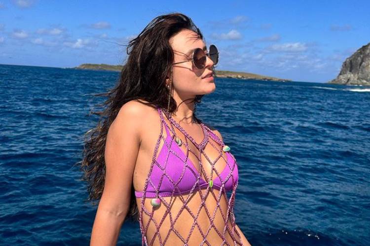 Larissa Manoela surge de biquíni e revela mudança na vida: “mais feliz”