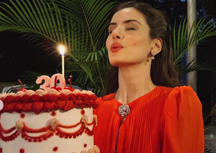 Camila Queiroz ganha bolo de aniversário nos bastidores de Amor Perfeito