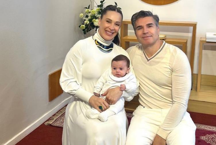 Claudia Raia leva o filho caçula à igreja pela primeira vez e emociona