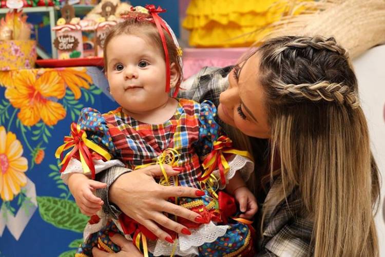 Poliana Rocha, esposa do sertanejo Leonardo, celebra mesversário de Maria Flor: “encantada”