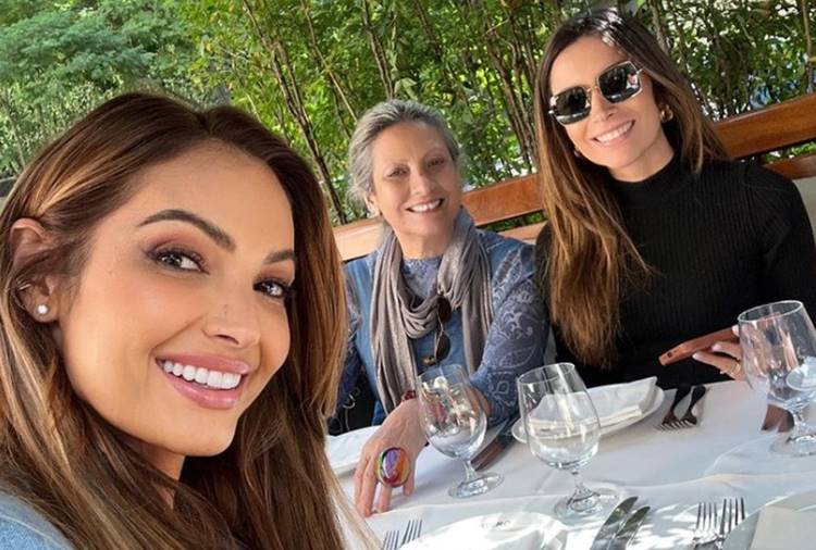 Patrícia Poeta encanta ao posar ao lado da mãe e irmã: “idênticas”