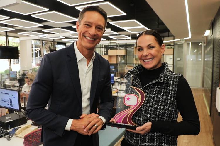 Carolina Ferraz e Sergio Aguiar recebem troféu do Prêmio Área VIP pelo ‘Domingo Espetacular’