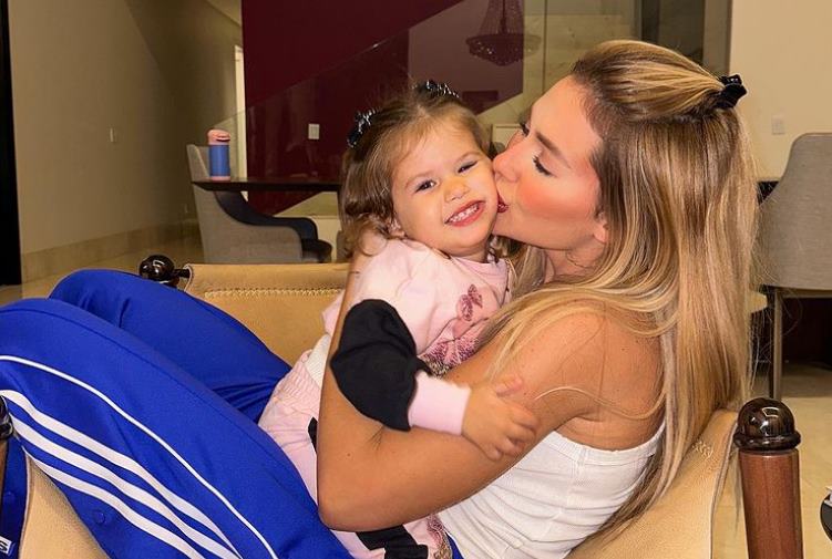 Virgínia posa ao lado da filha e semelhança impressiona