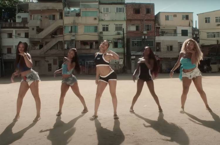 Anitta surge ‘dançando coreografia de Funk Rave’ ao som junino e web dispara: “muito melhor”