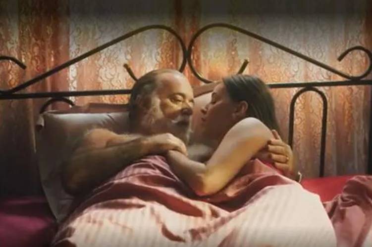 Terra e Paixão: Antônio se deita com Berenice e vira ‘sugar daddy’