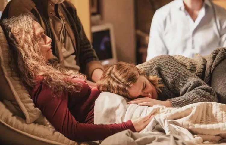 Claudia Ohana expõe reação de Carolina Dieckmann após morte de personagem em ‘Vai na Fé’
