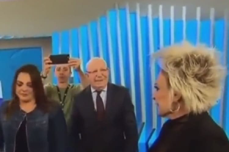 Ana Maria Braga dá de cara com Fabíola Reipert nos corredores da Record e dispara: ‘Manera, tá?!’