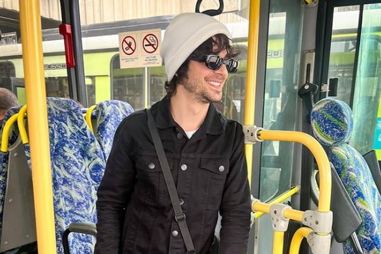 Aos 32 anos, Fiuk anda de ônibus pela primeira vez: “Sextou”
