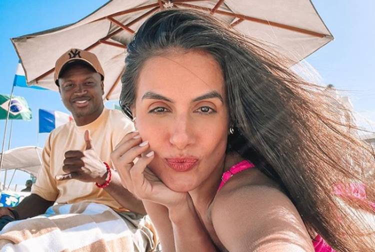 Carol Peixinho surge em momento romântico com Thiaguinho em praia do Rio