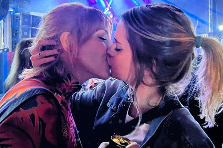 Titi Müller assume namoro e posta foto de beijaço com Lívia Lobato