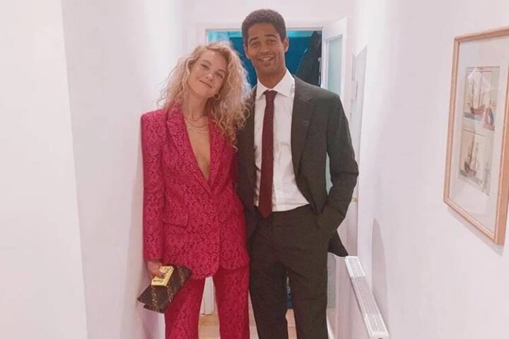 Mona Godfrey e Alfred Enoch — Foto: Reprodução do Instagram