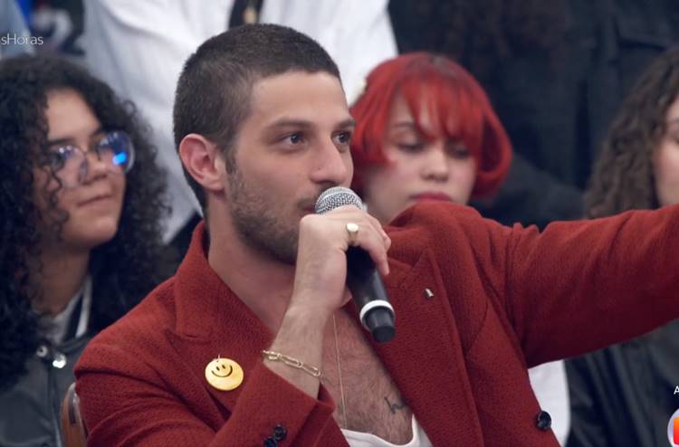 Chay Suede se emociona e solta a voz no ‘Altas Horas’ cantando canção do KLB