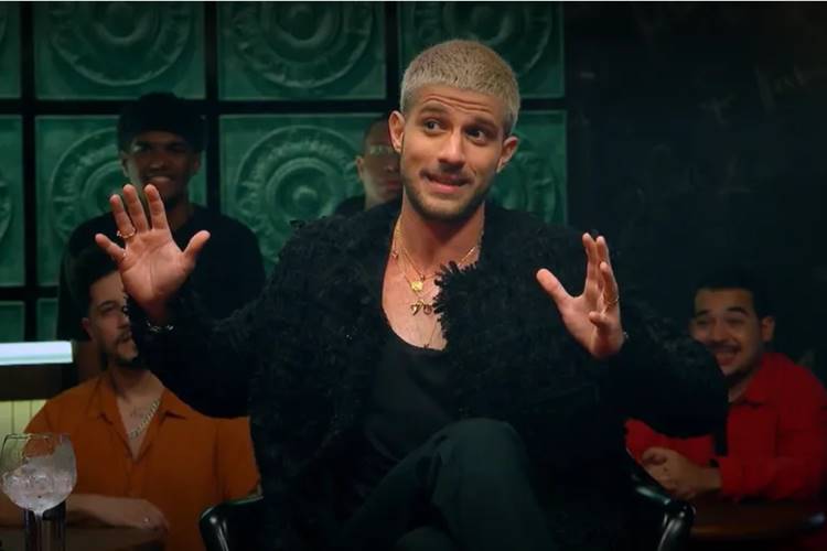 Chay Suede revela situação constrangedora durante gravação de cena de ‘Travessia’