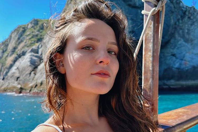 Larissa Manoela faz post enigmático em meio a confusão familiar