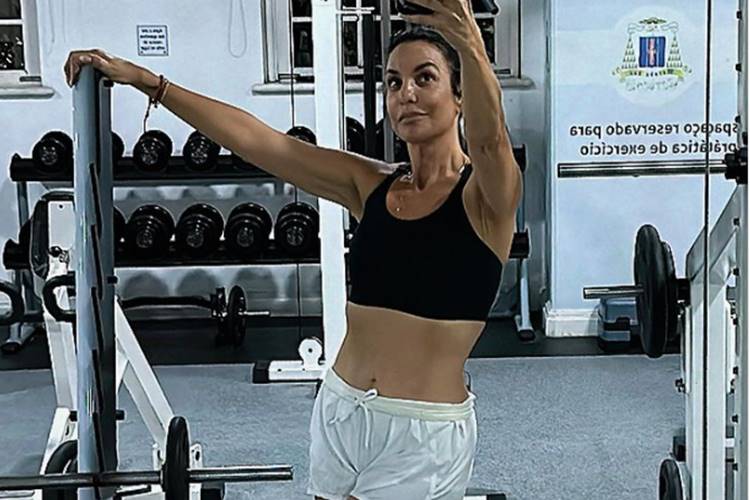 Ivete Sangalo exibe ‘tanquinho’ ao voltar à academia: “manter a máquina”