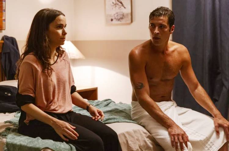 Leandro Lima revela que sua toalha caiu durante gravação de cena quente com Débora Falabella em ‘Terra e Paixão’
