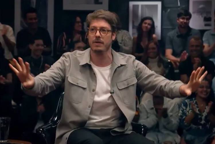 Fábio Porchat relembra ‘beijo’ em ator sem roupa: “Ele pegou a camisinha”