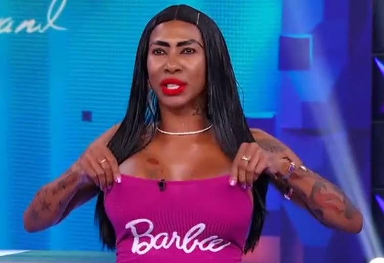Inês Brasil choca Patrícia Abravanel ao mostrar os seios no ‘Programa Silvio Santos’