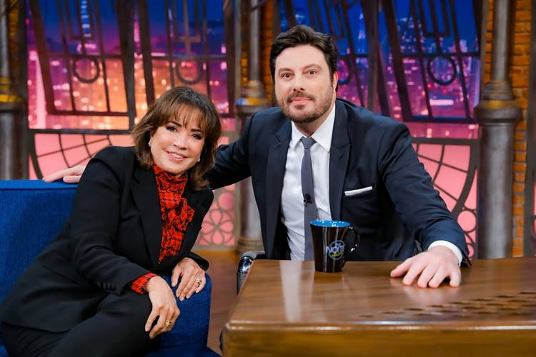 Iris Abravanel vai pela primeira vez ao The Noite e ganha presente especial de Danilo Gentili