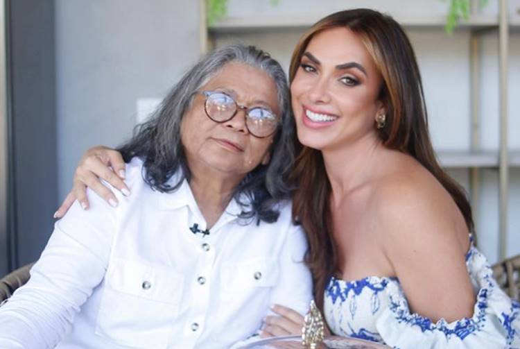 Nicole Bahls publica foto com Marlene Mattos e afirma: “maior diretora da TV brasileira”