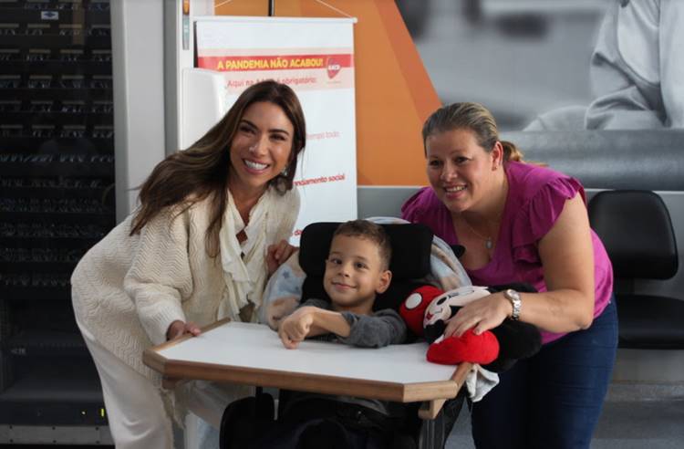 Patrícia Abravanel visita a AACD no aniversário de 73 anos da entidade