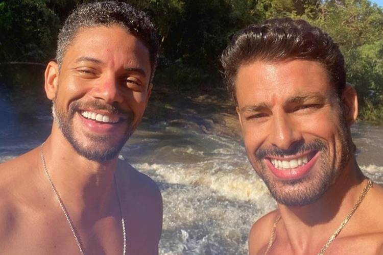 Cauã Reymond surge com Paulo Lessa em cachoeira e fãs vão à loucura: “gostosos”