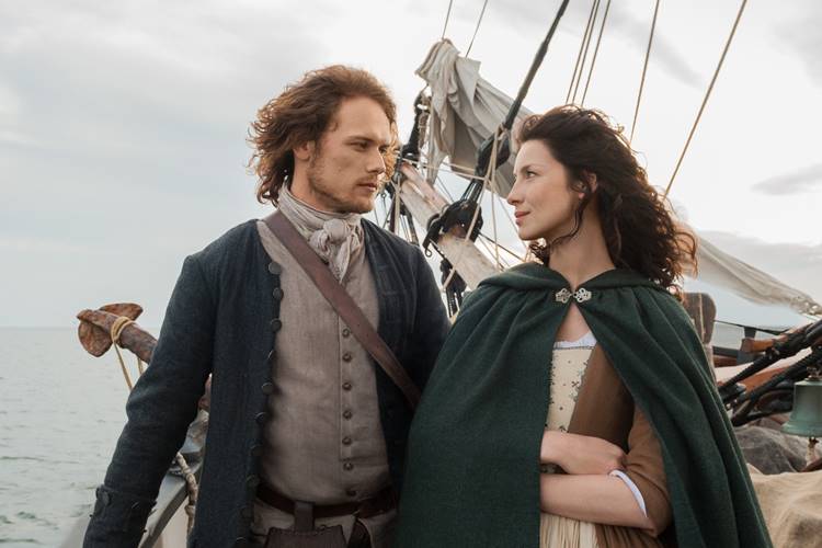 Band exibe a premiada série “Outlander” no horário nobre