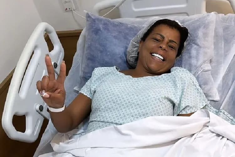 Aos 43 anos, funkeira Tati Quebra-Barraco é submetida a cirurgia no útero