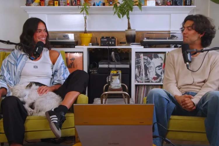Bruna Marquezine e Xolo Maridueña participam de podcast e lembram passado nunca revelado