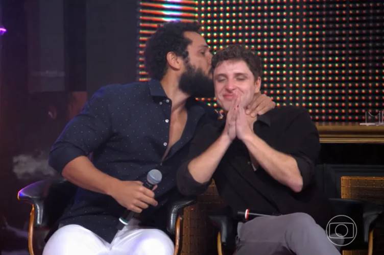 No ‘Domingão’, Diego Martins e Amaury Lorenzo se emocionam com surpresa de Walcyr Carrasco