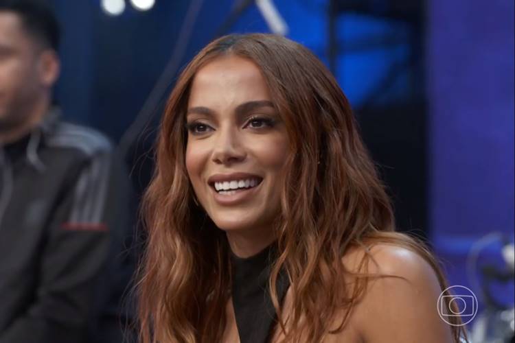 No ‘Altas Horas’, Anitta revela que pretende arrumar um novo boy e cutuca Simone Susinna
