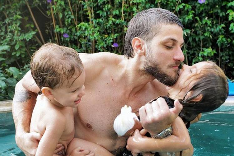 Chay Suede encanta ao publicar fotos em família e web reage: “lindos”