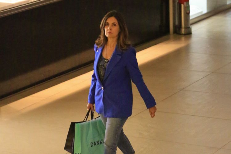 Fátima Bernardes vai às compras e é fotografada em shopping no Rio