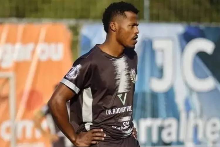 Aos 29 anos, jogador de futebol morre enquanto jogava em SC