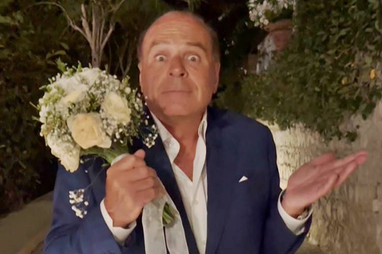 Casamento à vista? Marcelo de Carvalho pega buquê em cerimônia na Itália
