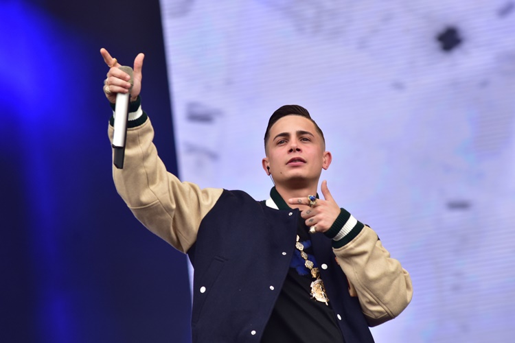 MC Hariel causa climão ao criticar palco do The Town ao vivo