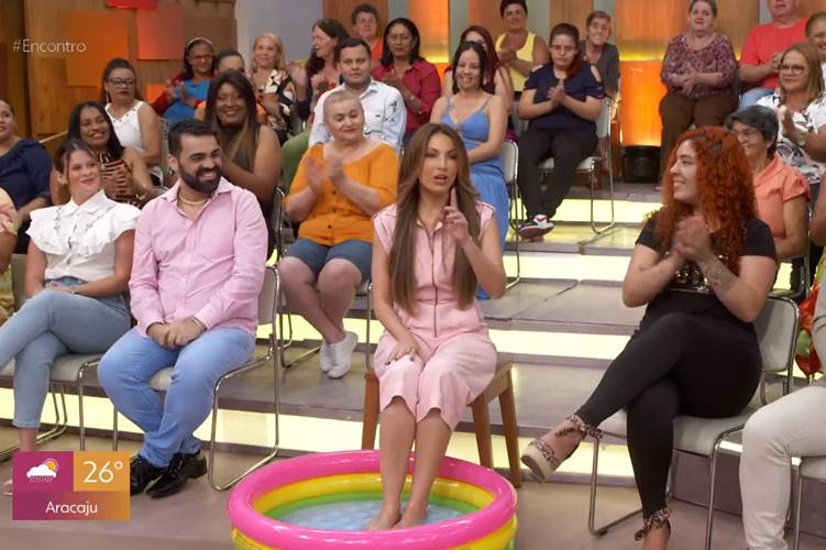 Patrícia Poeta abre o ‘Encontro’ com os pés na piscina e expõe colegas de atração ao vivo