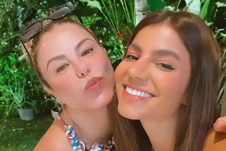 Poliana Rocha surge ao lado de Hariany, a nova namorada do enteado, Matheus Vargas: “Humilde”
