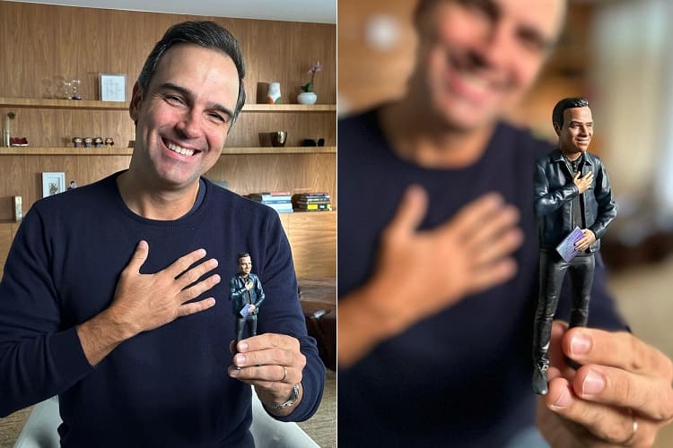 Tadeu Schmidt se emociona ao ganhar bonequinho de Sonia Abrão: ‘Essa mãozinha no coração me representa’