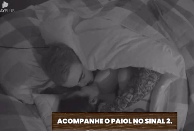 A Fazenda 15: Yuri Meirelles e Nathalia movimentam o edredom após beijo no reality
