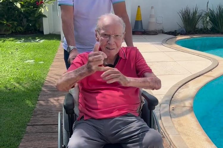 Aos 92 anos, Zagallo vence mais uma batalha e deixa o hospital após 15 dias internado