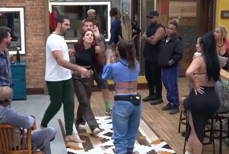 A Fazenda 15: Alicia se revolta com Nadja Pessoa após jogo dos vasos