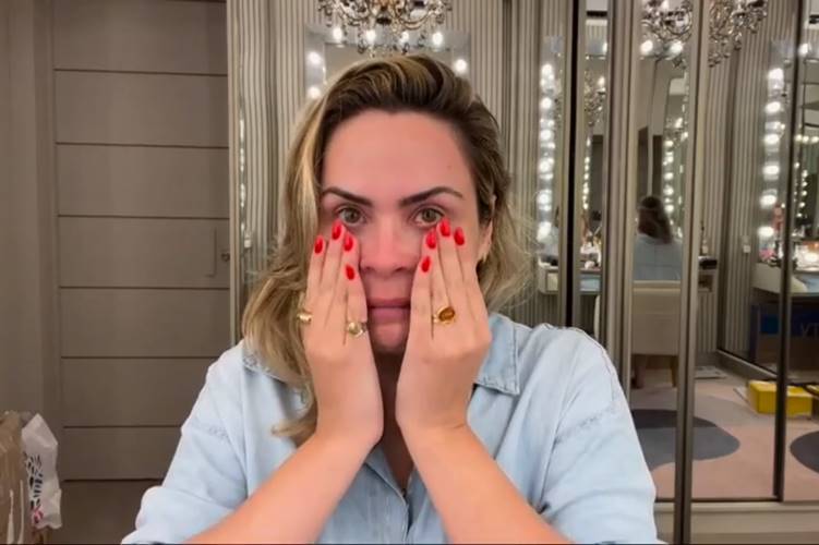 Ana Paula Renault surge aos prantos após ser acusada de mentir sobre traição