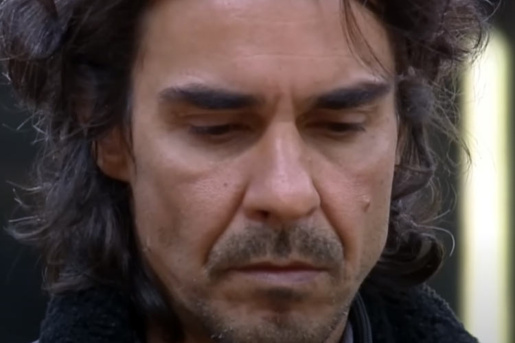 Falta de Rachel Sheherazade? André Gonçalves aparece abatido e precisa ser amparado por peões