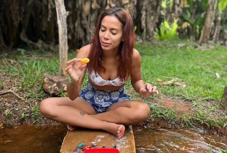Anitta expõe detalhes de retiro espiritual: ”cura verdadeiramente”