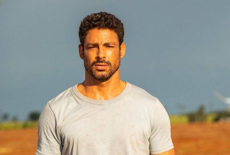 Cauã Reymond surge ‘nu’ em nova foto e deixa fãs ‘babando’